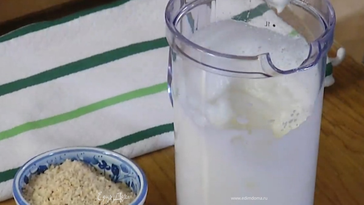 Белки комнатной температуры взбить блендером с насадкой-венчиком в пену, посолить и взбить еще немного, затем, продолжая взбивать, небольшими порциями всыпать сахарную пудру, добавить уксус и крахмал.