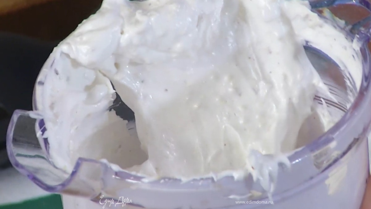 Во взбитые белки добавить измельченный фундук, кокосовую стружку и перемешать лопаткой.