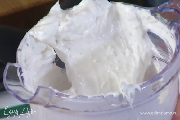 Во взбитые белки добавить измельченный фундук, кокосовую стружку и перемешать лопаткой.