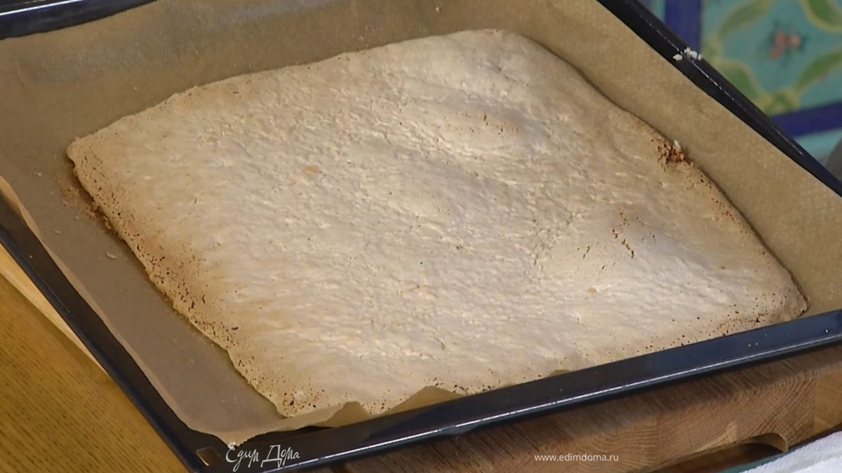 Противень выстелить бумагой для выпечки, равномерно выложить белковую массу и выпекать в разогретой духовке 20–25 минут.