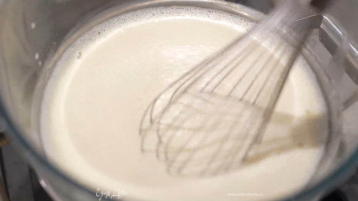 Приготовить крем: к желткам комнатной температуры всыпать сахар и вымешать венчиком, влить сливки, молоко, ванильный экстракт, посолить и, продолжая помешивать, поместить миску со смесью на водяную баню и прогревать, постоянно перемешивая, пока крем не загустеет.