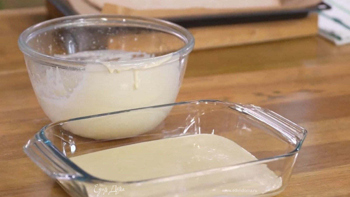 Снять миску с водяной бани и вымешивать крем еще некоторое время, затем перелить в стеклянную форму для запекания.