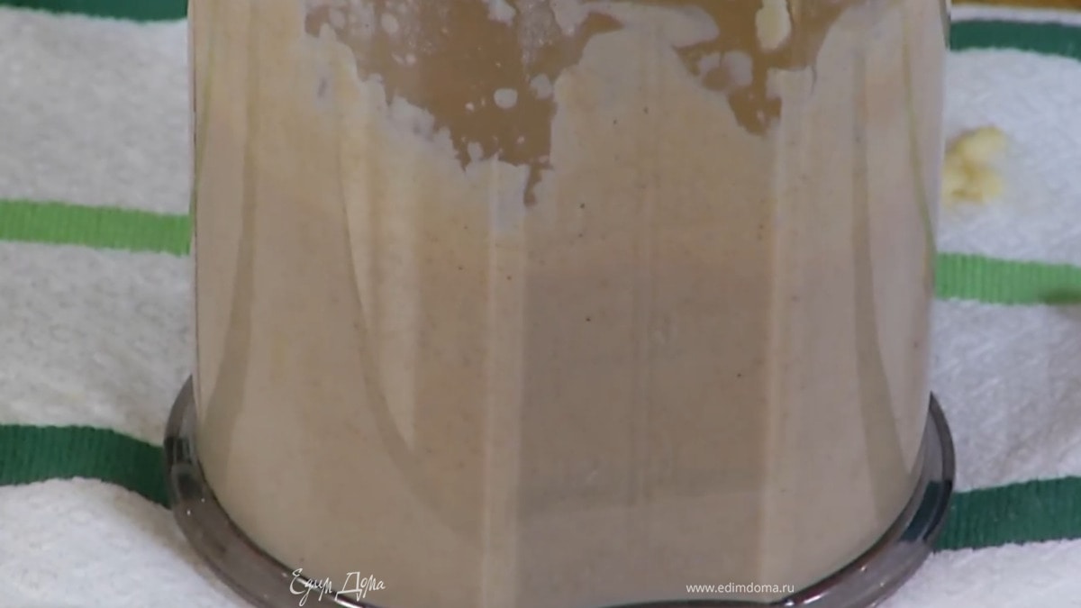 Повысить температуру в духовке до 230°С и запекать крем минут 20, до появления карамельной корочки, затем взбить погружным блендером в однородную массу и полностью остудить.