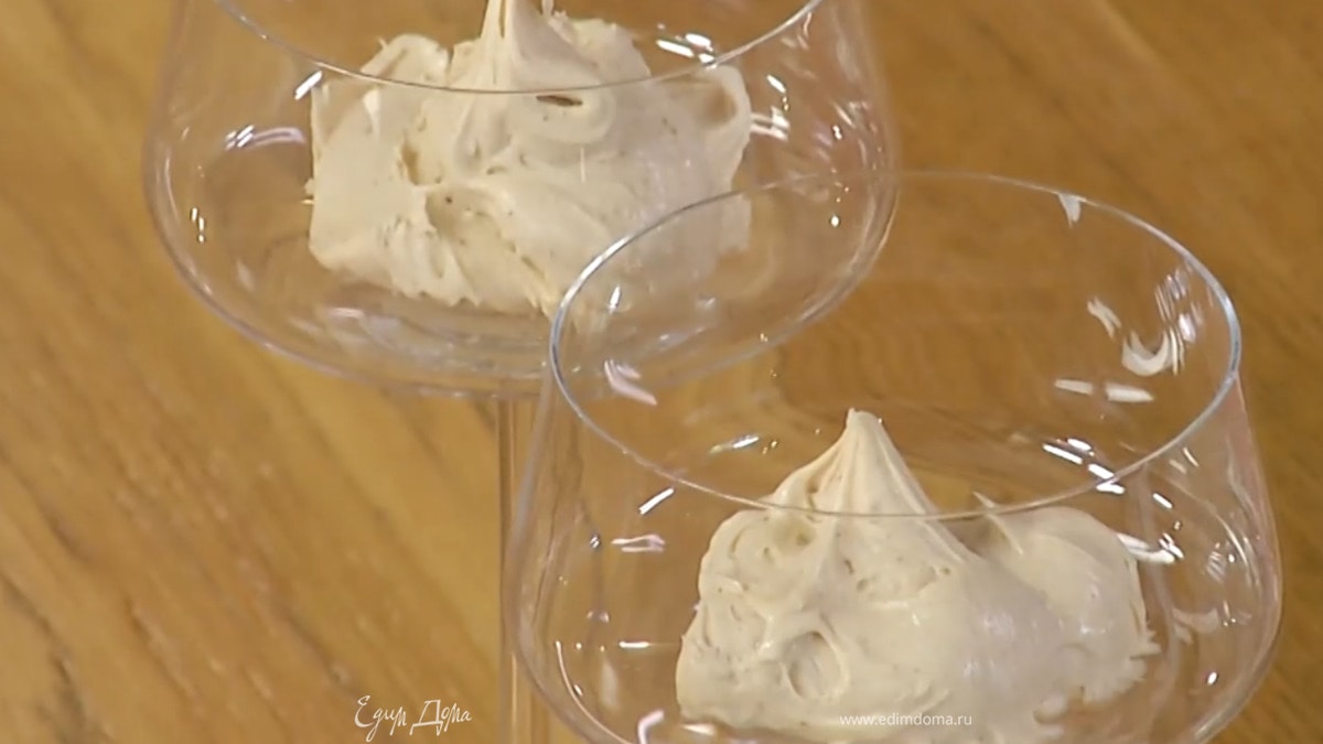 Остывший крем слегка взбить блендером с насадкой-венчиком и разложить в прозрачные креманки.
