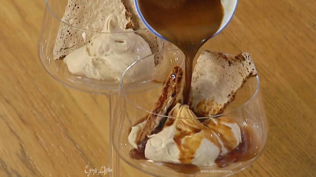 Запеченную меренгу поломать на кусочки и добавить к крему, сверху полить эспрессо.
