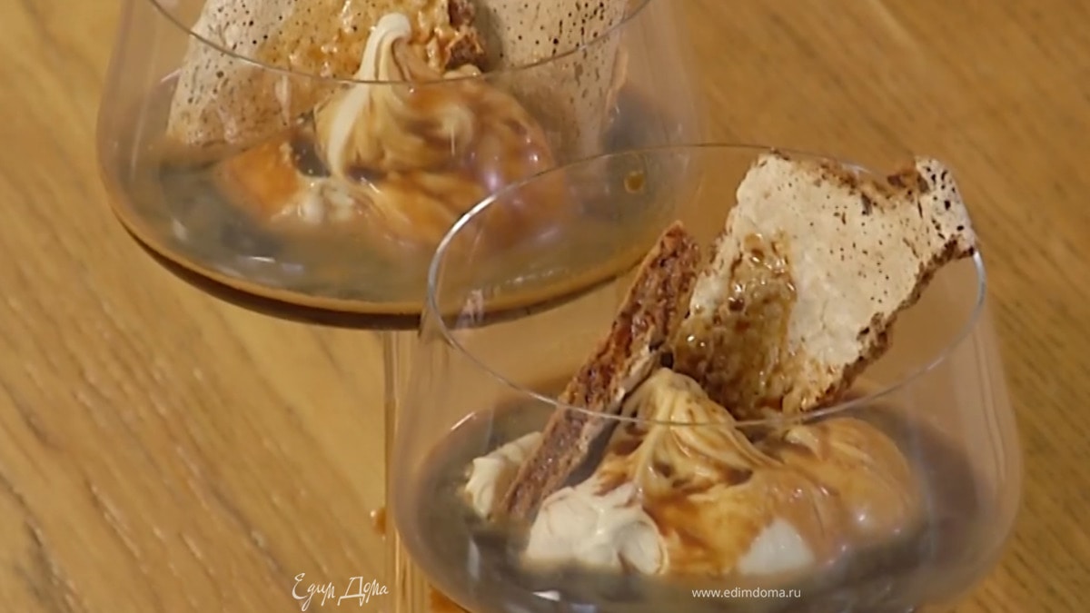 Оставшийся целый фундук слегка порубить ножом и украсить десерт.