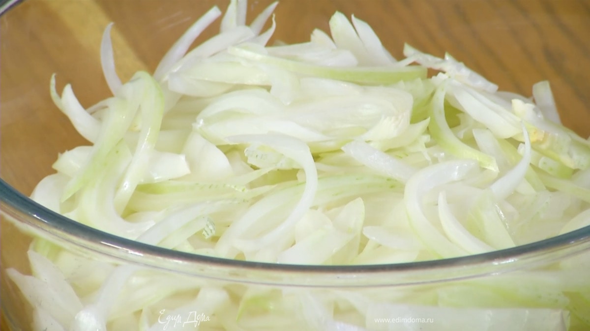 Лук почистить и нарезать тонкой соломкой.