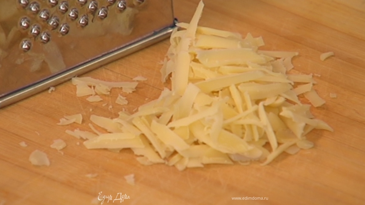 Сыр натереть на крупной терке.<br />
 