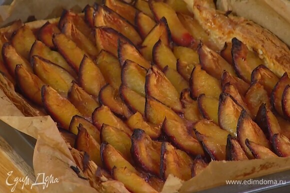 Выпекать пирог в разогретой духовке 30–40 минут.