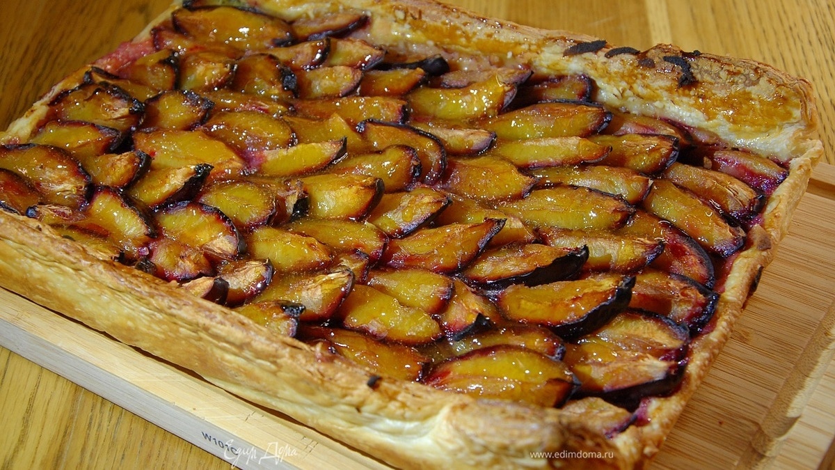 Апельсиновый джем выложить в небольшой сотейник и растопить на медленном огне, затем через сито полить готовый пирог.