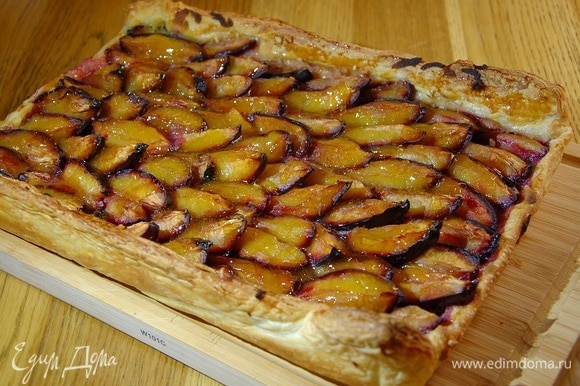 Апельсиновый джем выложить в небольшой сотейник и растопить на медленном огне, затем через сито полить готовый пирог.