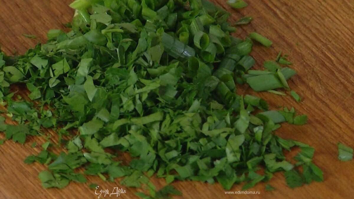 Петрушку и зеленый лук мелко порезать.