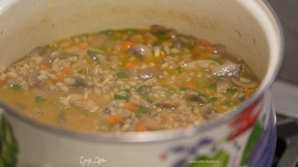 Удалить из супа лавровый лист, выложить мисо-пасту, все перемешать и снять с огня, затем добавить вустерширский соус, зеленый лук, петрушку и еще раз перемешать.