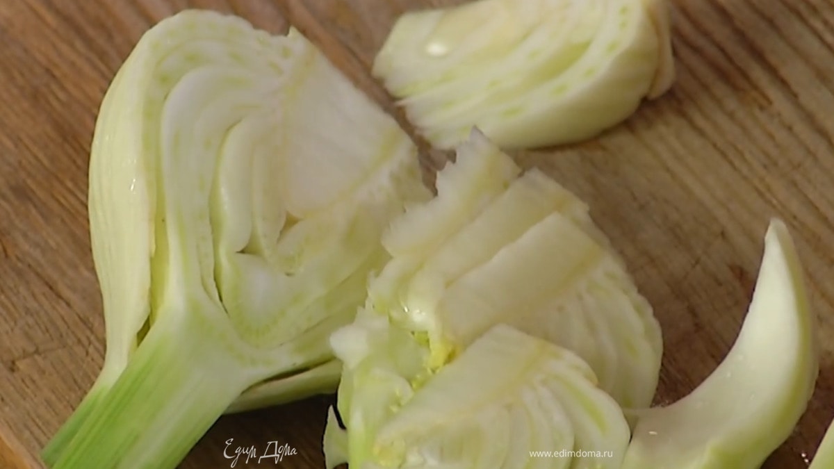 Фенхель нарезать соломкой.