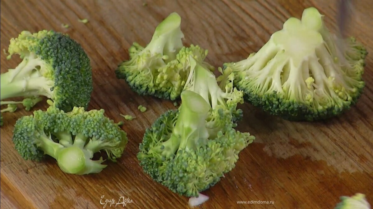 Брокколи разобрать на маленькие соцветия.