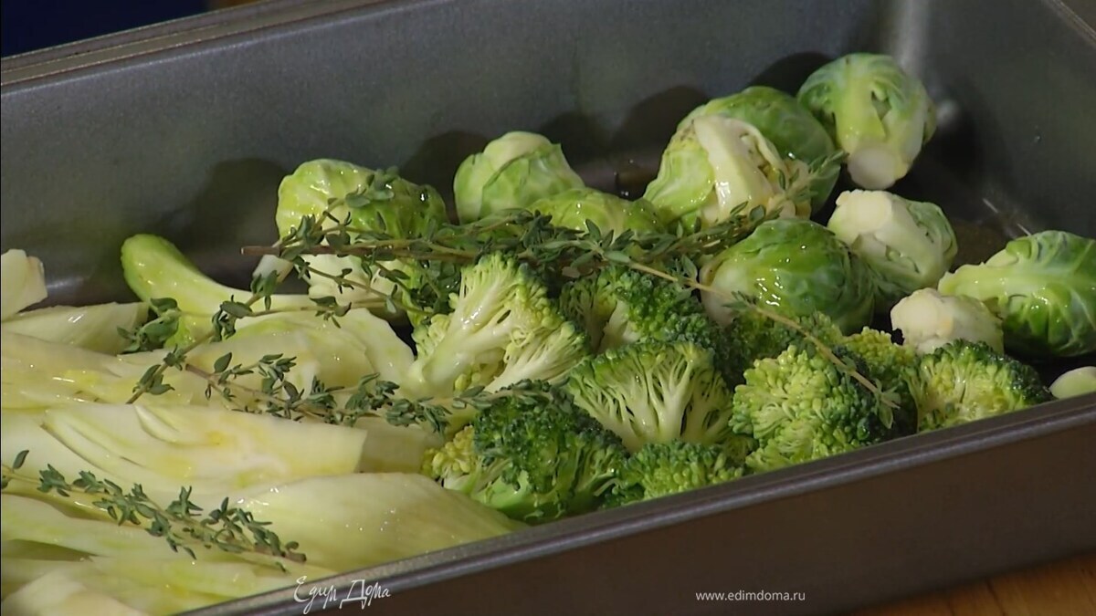 В небольшой противень выложить фенхель, брокколи, брюссельскую капусту, полить 4 ст. ложками оливкового масла, сверху разложить 5–6 веточек тимьяна, все посолить, поперчить и запекать в разогретой духовке 5–7 минут.