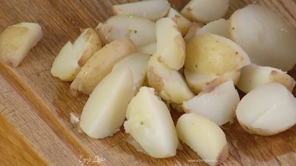 Картофель отварить в мундире, затем разрезать на 4 части.