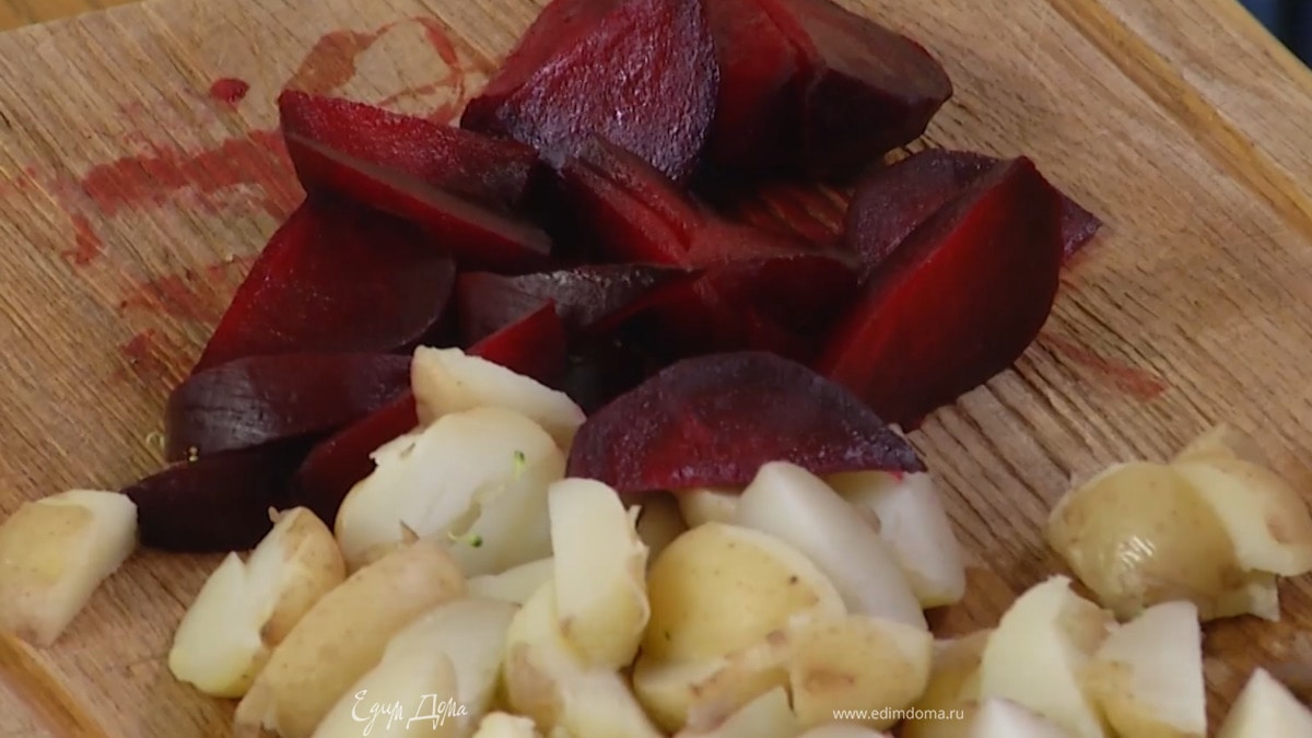 Свеклу почистить и нарезать ломтиками.