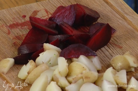 Свеклу почистить и нарезать ломтиками.