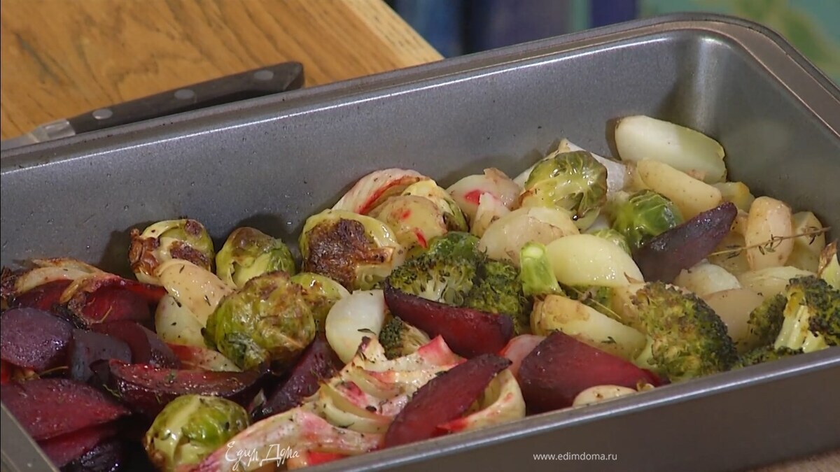 Противень с овощами вынуть из духовки, добавить картофель со свеклой, пару веточек тимьяна и запекать еще 5 минут.