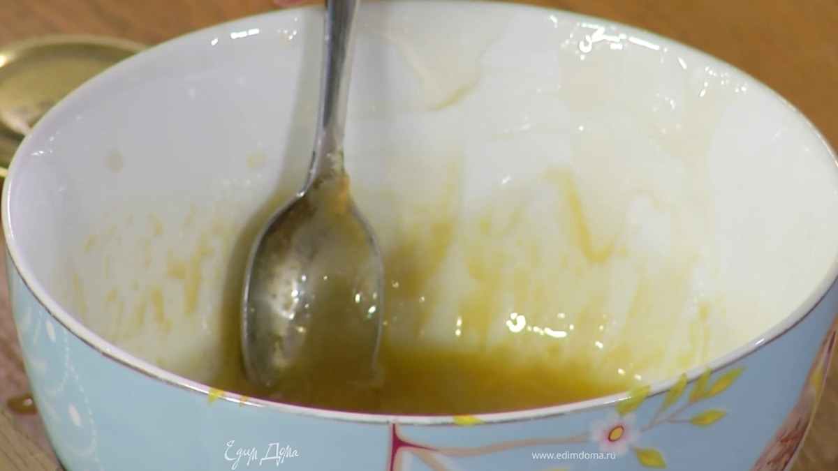 Приготовить заправку: из половинки лайма выжать сок, добавить мед, горчицу, оставшееся оливковое масло, все посолить, поперчить и перемешать.