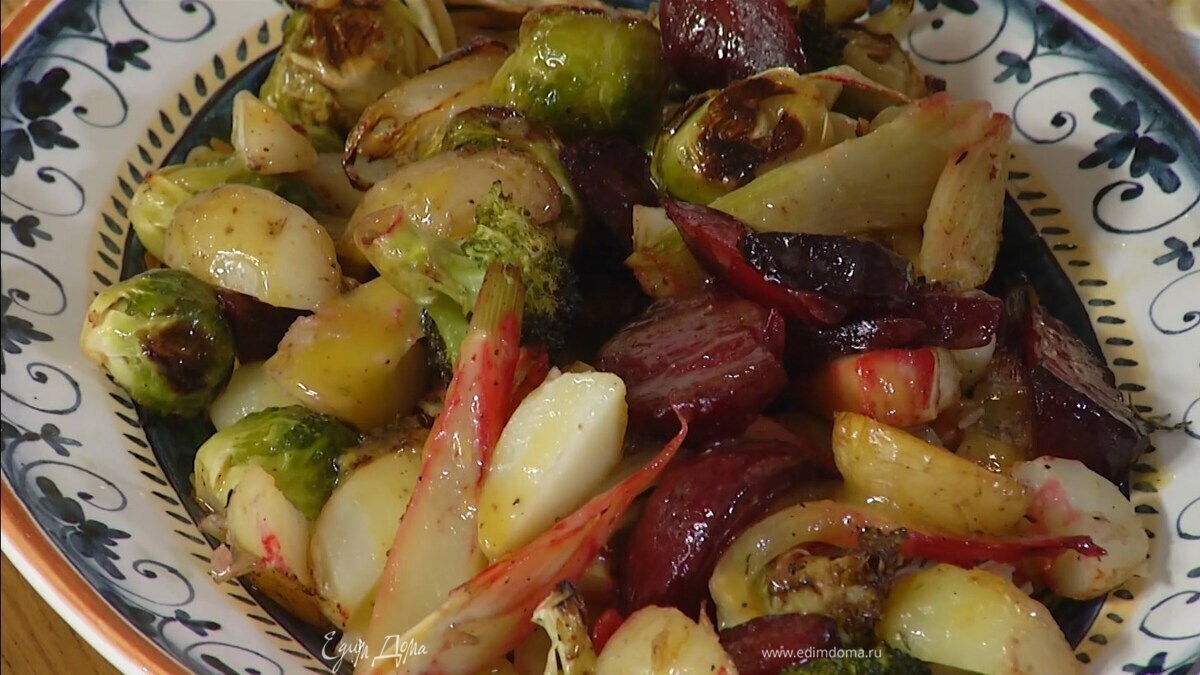 Запеченные овощи, удалив веточки тимьяна, выложить на тарелку и полить заправкой, добавить кусочки семги, посыпать все листьями оставшегося тимьяна.