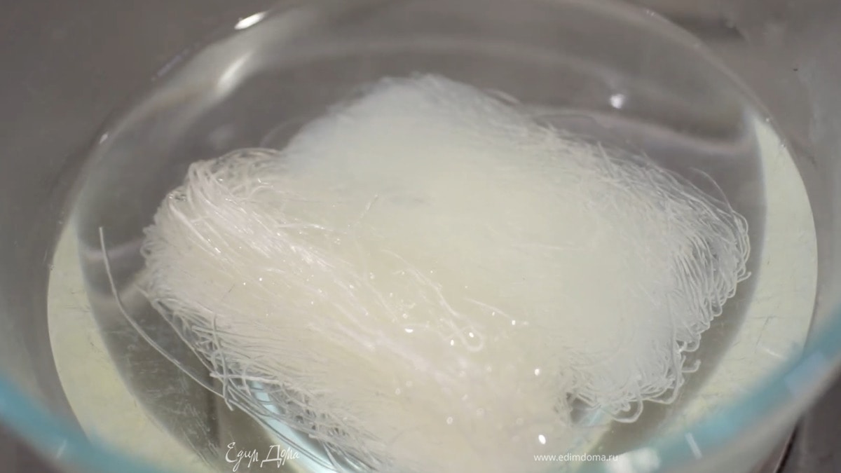 Фунчозу выложить в миску, залить кипятком и дать постоять.