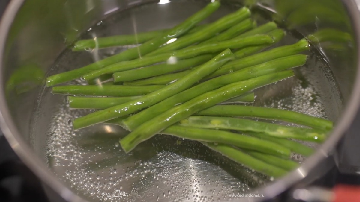 Стручковую фасоль опустить на несколько минут в кипящую воду, затем слить.