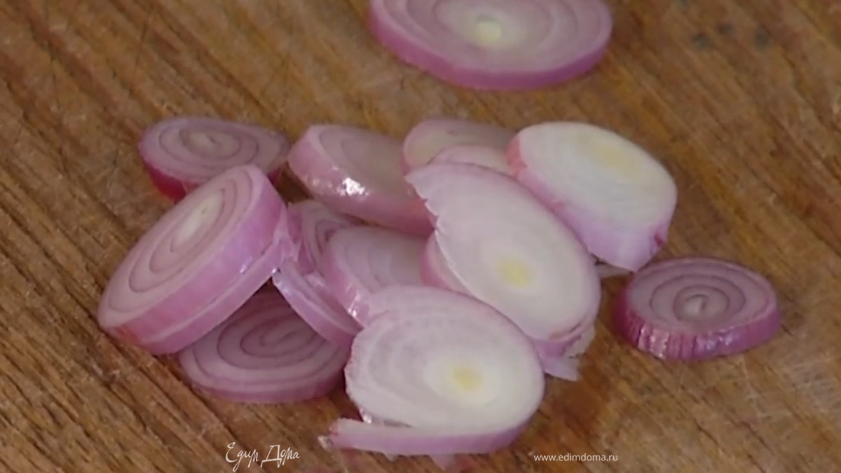 Шалот почистить и нарезать тонкими кольцами.