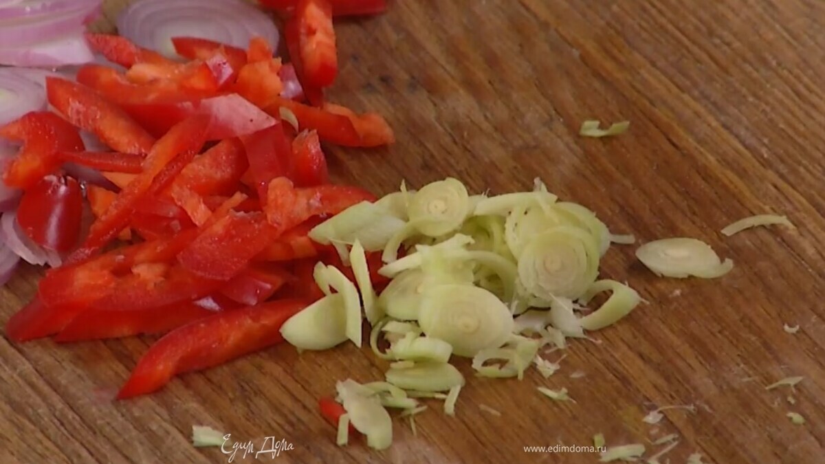 Перец чили нарезать небольшими кусочками, лимонник — тонко наискосок.