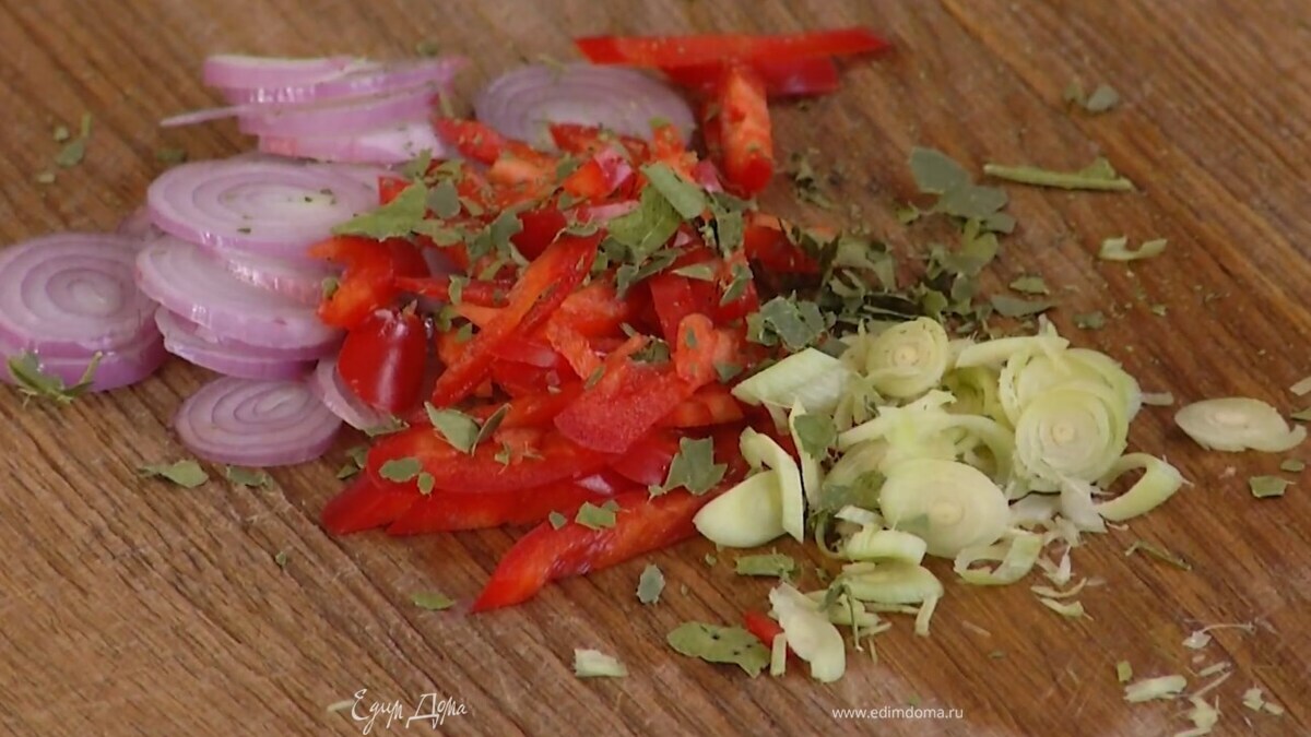 Кафир-лайм растереть в руках.