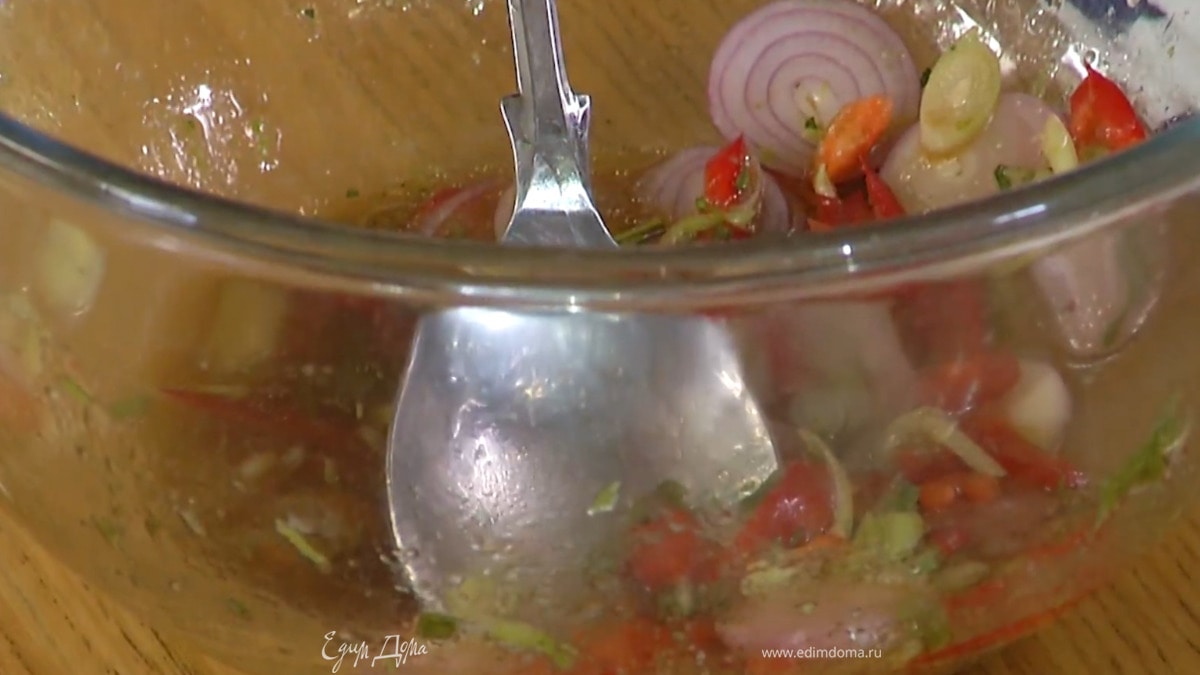 Приготовить острую заправку: в глубокую миску выложить шалот, чили, лимонник и кафир-лайм, добавить 1/2 ч. ложки сахара, цедру и сок лайма, влить соевый соус, растительное масло и все перемешать.