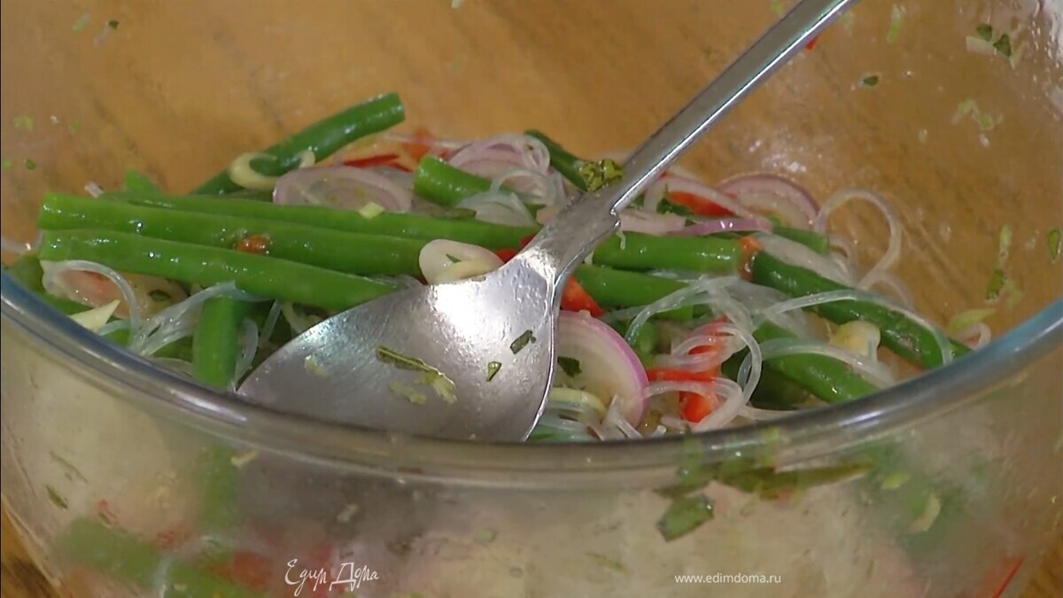 В миску с острой заправкой выложить готовую фасоль, фунчозу и все перемешать.