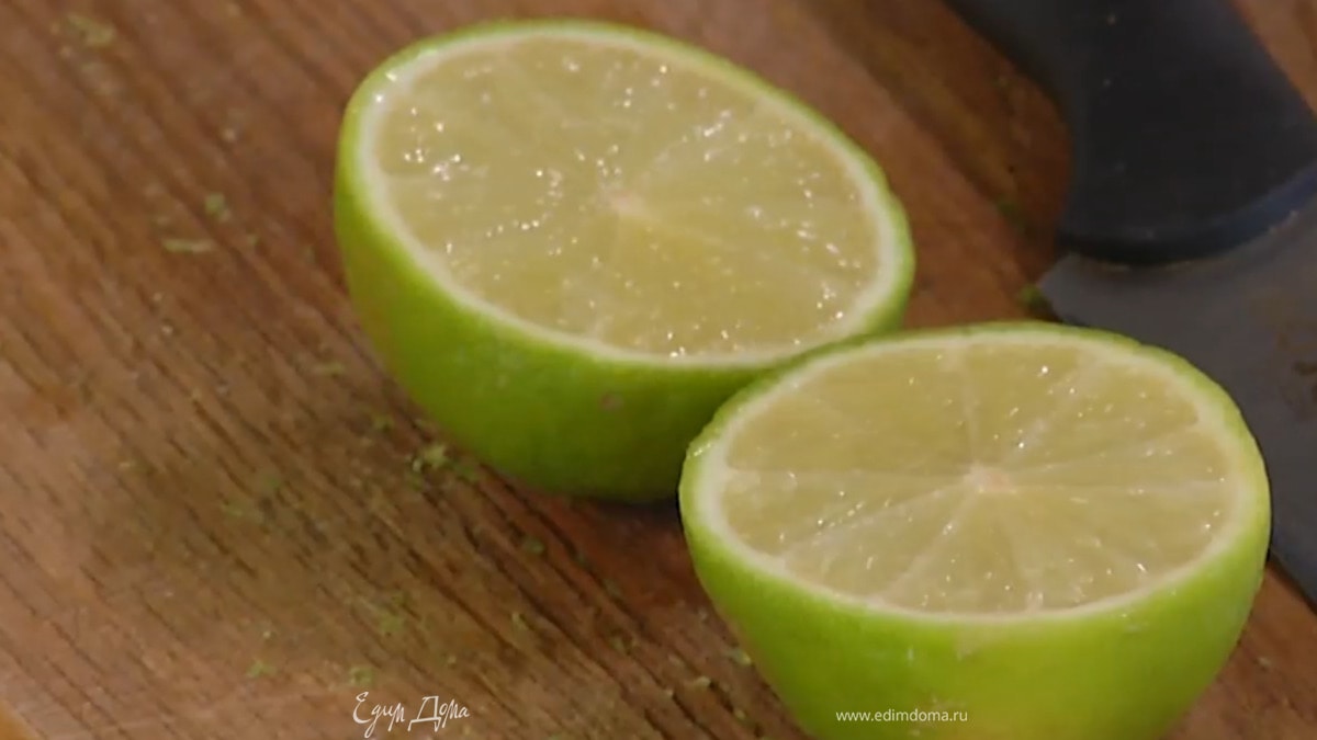 Приготовить заправку для кальмаров: из лайма выжать сок, добавить оставшийся сахар и соль, все перемешать.