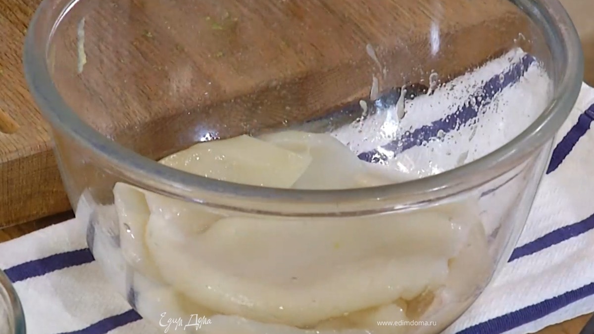 Тушки кальмаров разрезать, распластать на рабочей поверхности и острым ножом сделать косые надрезы, не прорезая до конца, затем выложить в заправку и перемешать.