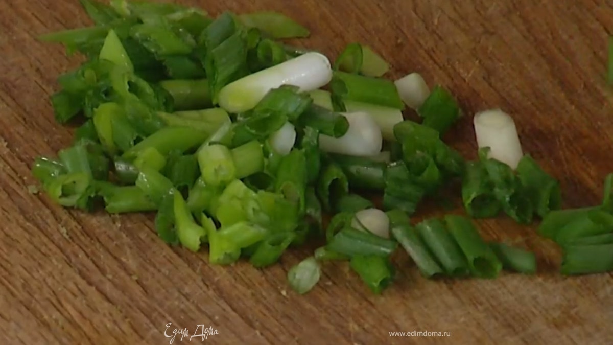 Зеленый лук тонко нарезать наискосок.
