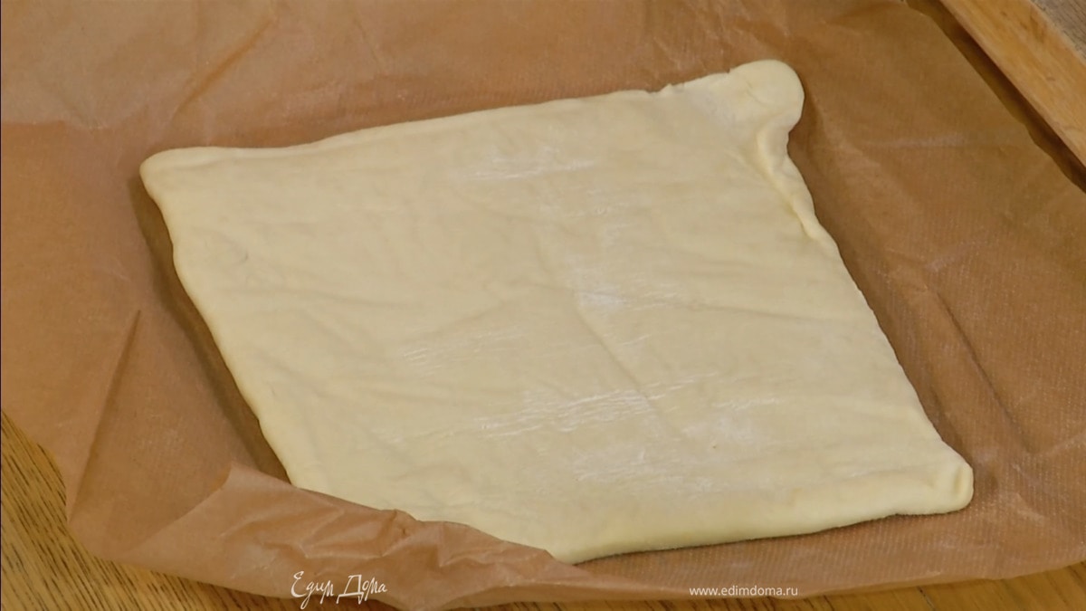 Слоеное тесто предварительно разморозить.