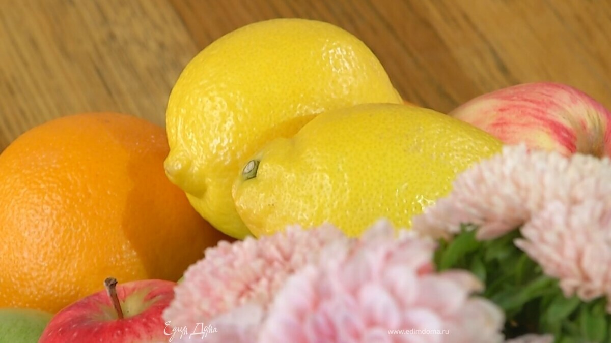 Из половинки лимона выжать сок.