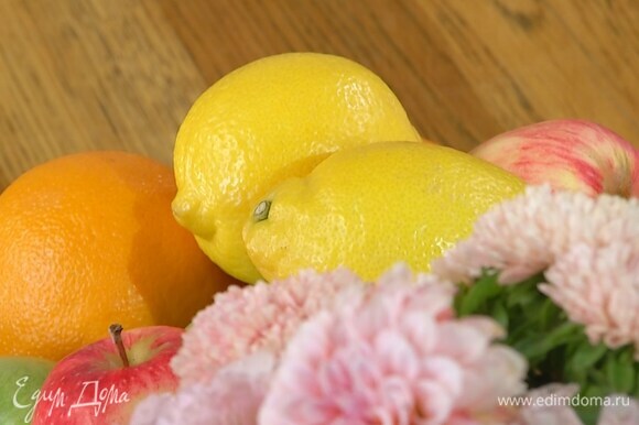 Из половинки лимона выжать сок.