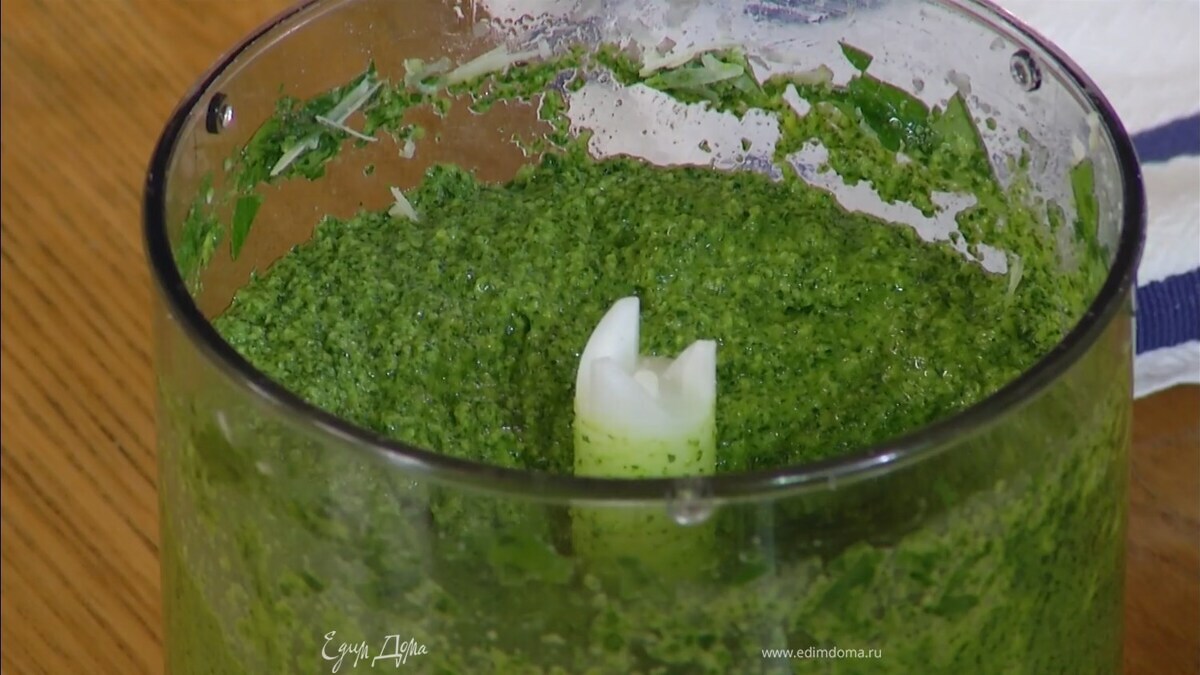 Приготовить соус песто: листья петрушки и базилика выложить в чашу блендера, влить половину оливкового масла, сок лимона, добавить орехи, соль и все взбить. Затем добавить сыр, влить оставшееся оливковое масло, поперчить и взбить все в однородную массу.