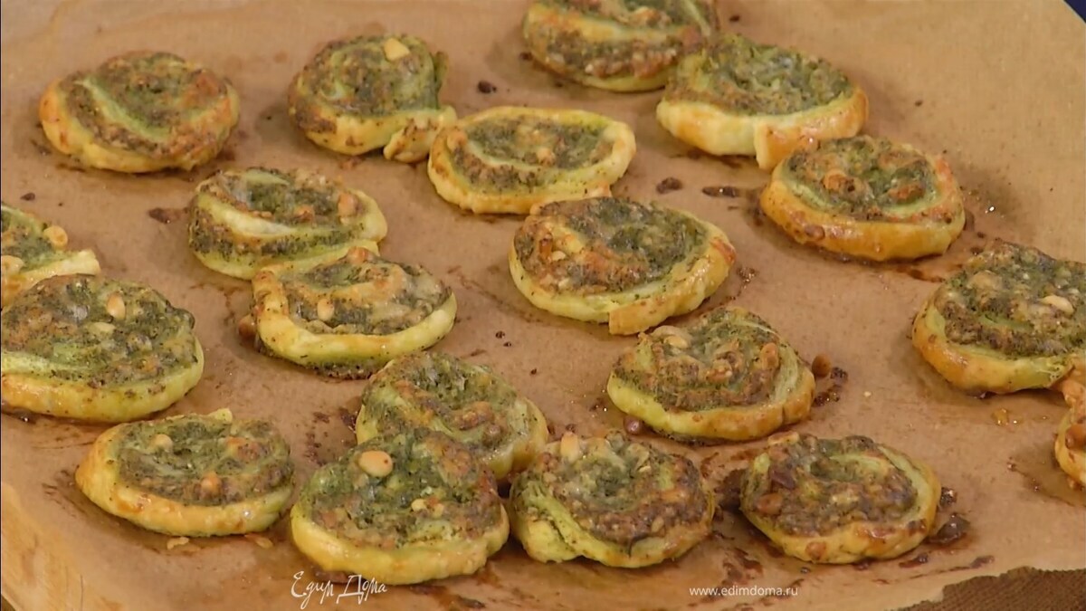 Выпекать улитки в разогретой духовке 8–10 минут.