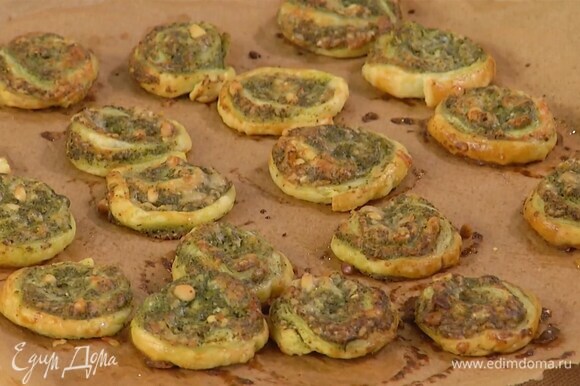 Выпекать улитки в разогретой духовке 8–10 минут.