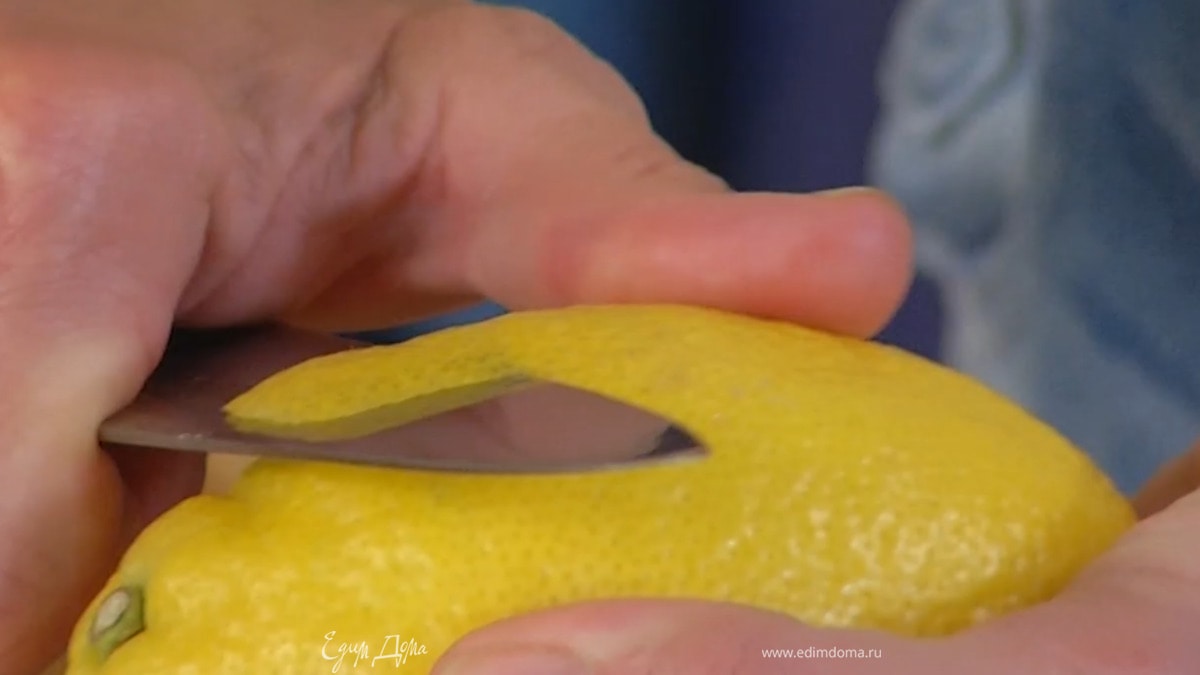 Цедру одного лимона срезать тонкими полосками, затем из лимонов выжать 170 мл сока.