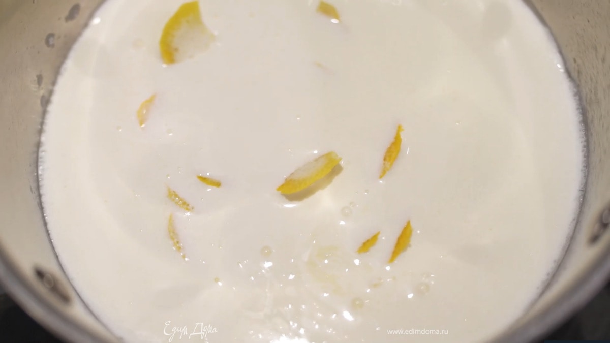 Сливки и молоко влить в небольшую кастрюлю с тяжелым дном, добавить сахар, цедру и прогревать до появления первых пузырьков.