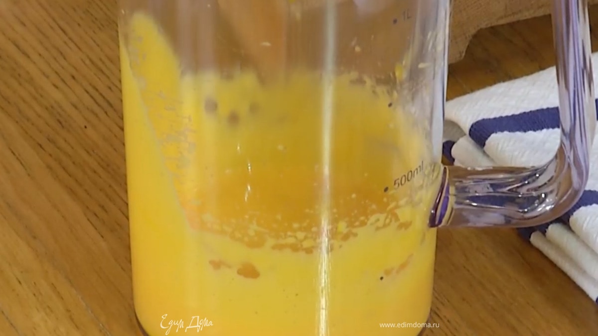 Желтки комнатной температуры взбивать блендером с насадкой-венчиком, пока масса не посветлеет.