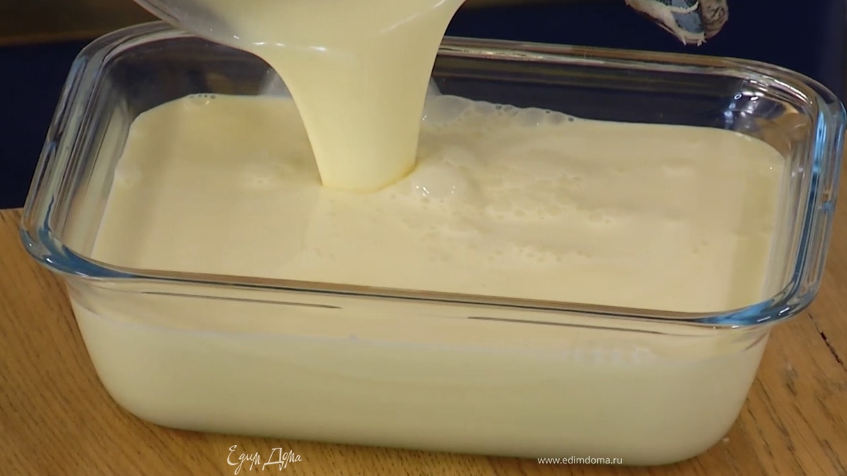 Перелить сливочную массу в стеклянную форму, закрыть крышкой и отправить в морозильник. Периодически перемешивать.