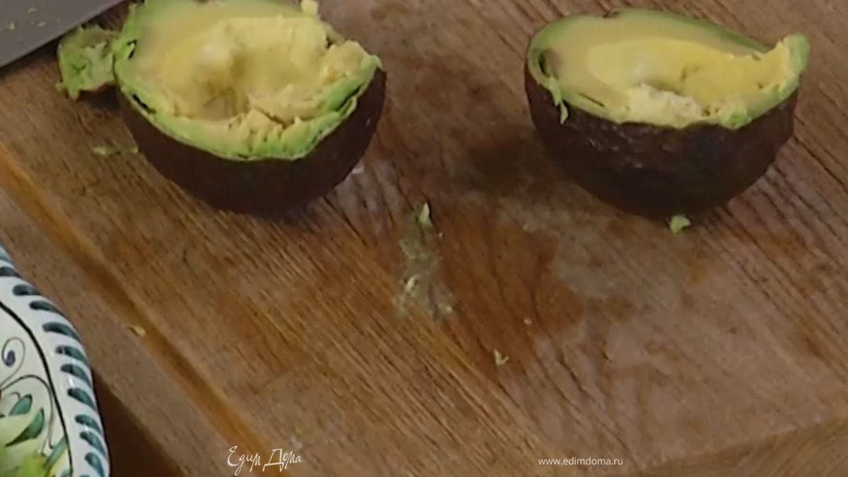 Авокадо разрезать пополам и, удалив косточку, ложкой вынуть мякоть.