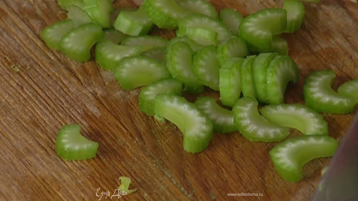 Сельдерей тонко нарезать.