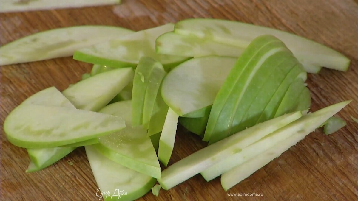 Яблоко, удалив сердцевину, нарезать тонкими дольками и сбрызнуть соком лимона.
