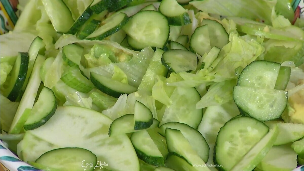 Айсберг и авокадо выложить в большую миску, полить оставшимся соком лимона, добавить сельдерей, огурец и яблоко.